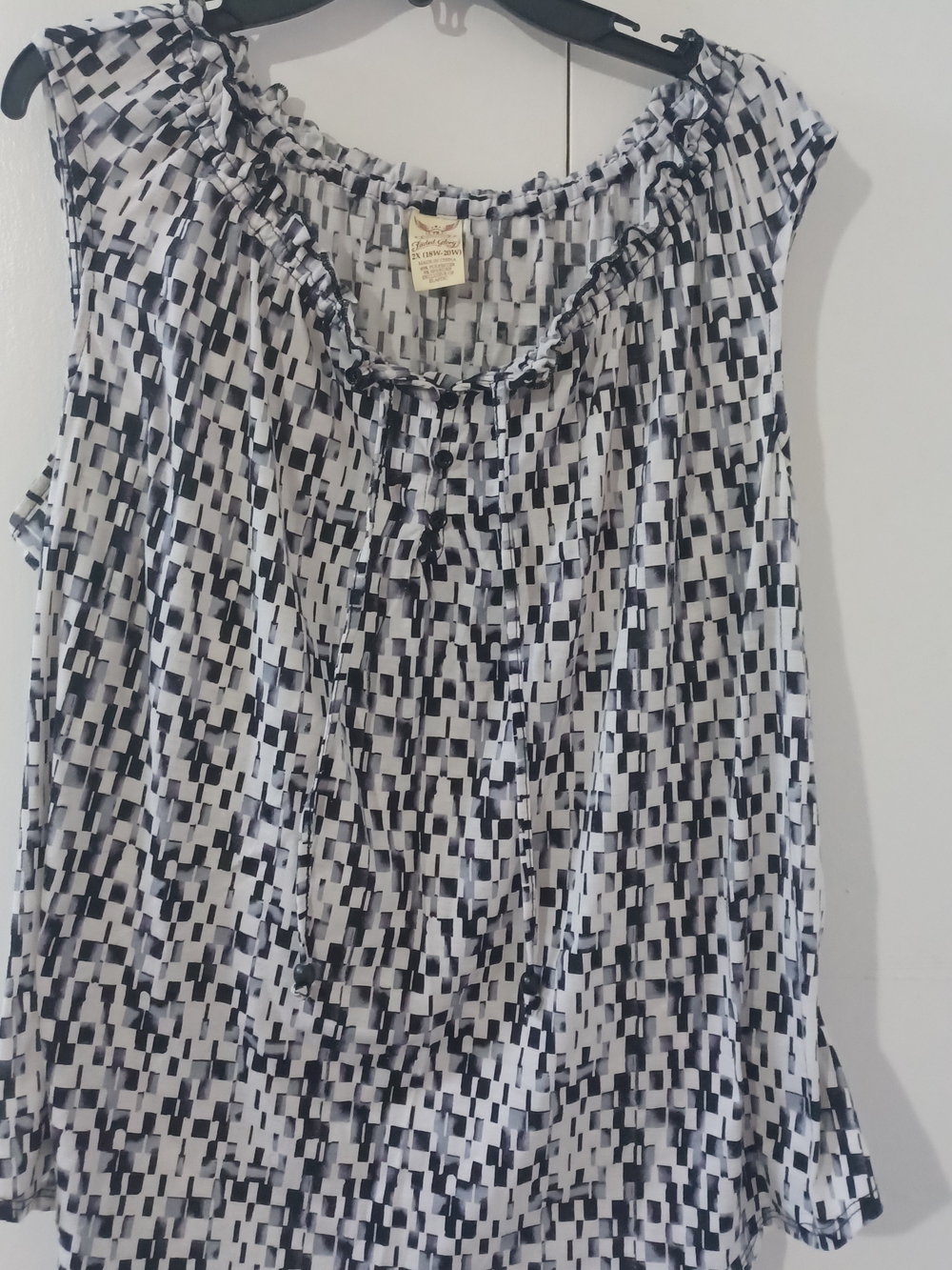 Faded Glory Black & White Sleeveless Ruffle Neck Blouse